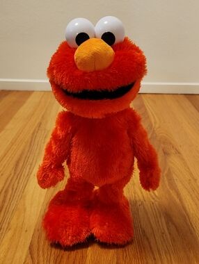 Sesame Street Elmo plush - moves, talks and dances! In English and Spanish